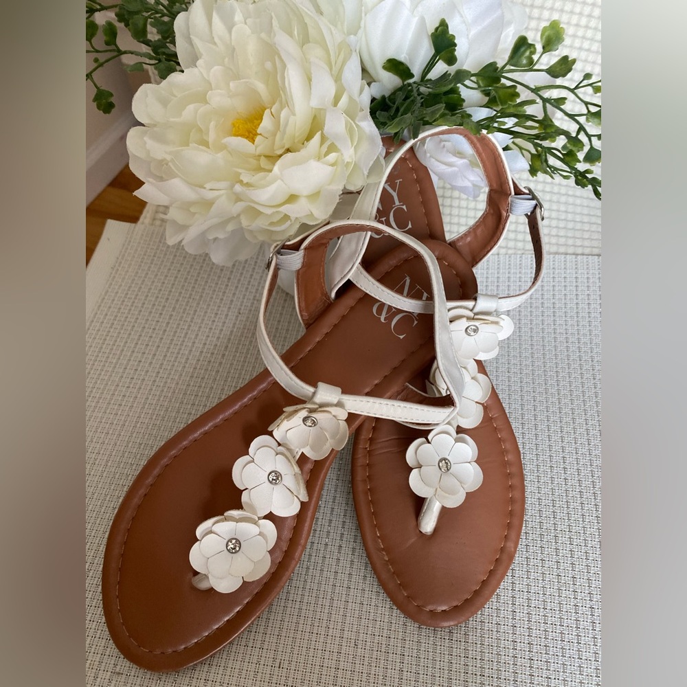 NY & Co. Thong flowers flat sandals